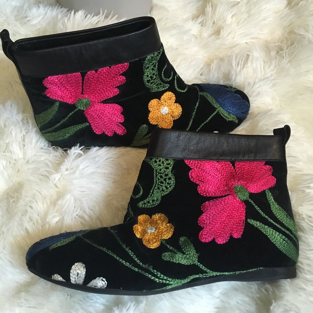 New! Floral embroidered black boot